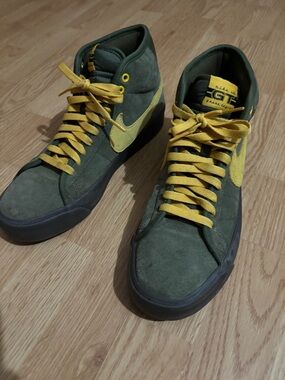 Men’s 9.5 Nike Sneakers in Olive Green and Yellow